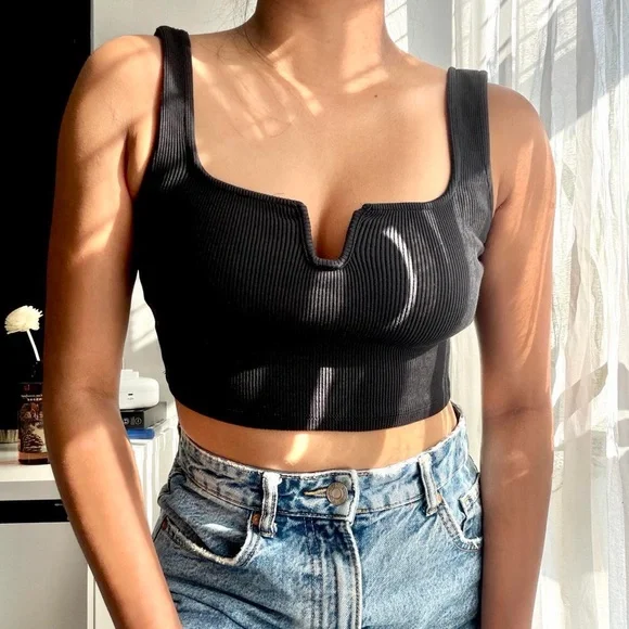 Zara Black Ribbed Notch-Front Crop Tank - Picture 2 of 4